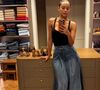 Calça jeans oversized e regata preta renderam look elegante e prático nessa produção