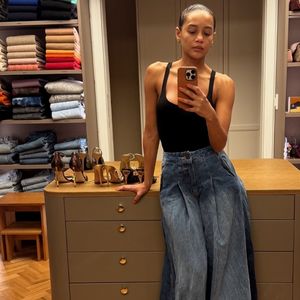 Calça jeans oversized e regata preta renderam look elegante e prático nessa produção
