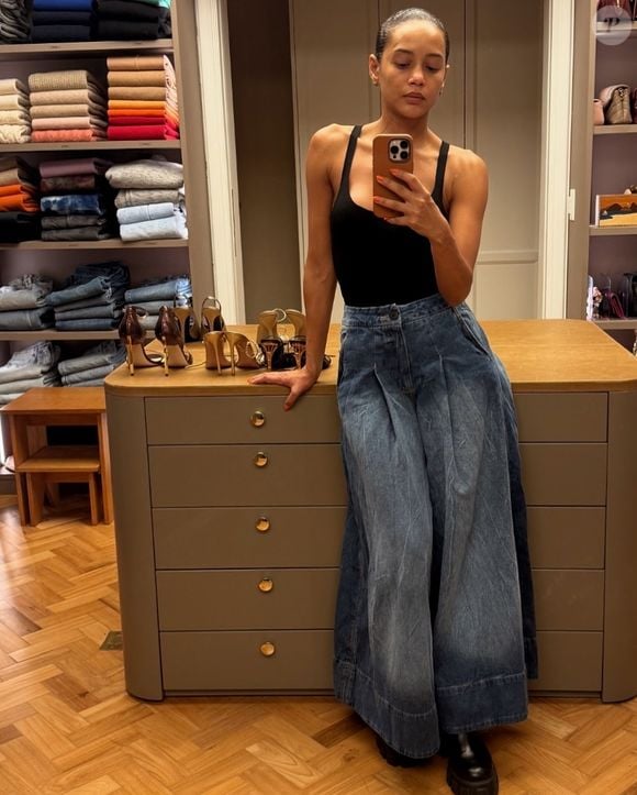 Calça jeans oversized e regata preta renderam look elegante e prático nessa produção