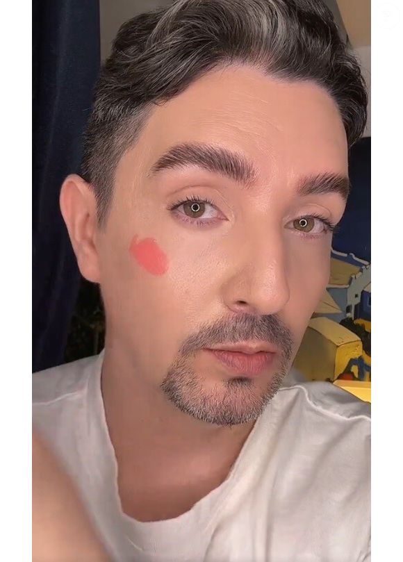 Blush na medida certa: descarregar o produto antes de aplicar deixa o visual mais jovem e elegante
