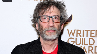 'Atos abusivos e humilhantes': Neil Gaiman é acusado de abuso sexual e tráfico humano junto com a ex-mulher. Entenda!