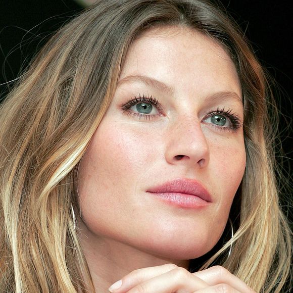Mesmo antes dos 50 anos, Gisele Bündchen já aposta em esmaltes claros e discretos, provando que os tons naturais são sinônimo de elegância e nunca saem de moda
