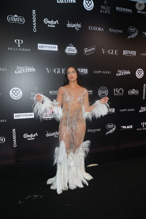 Provando que transparência é tendência, ex-BBB Hana Khalil ousou em seu look