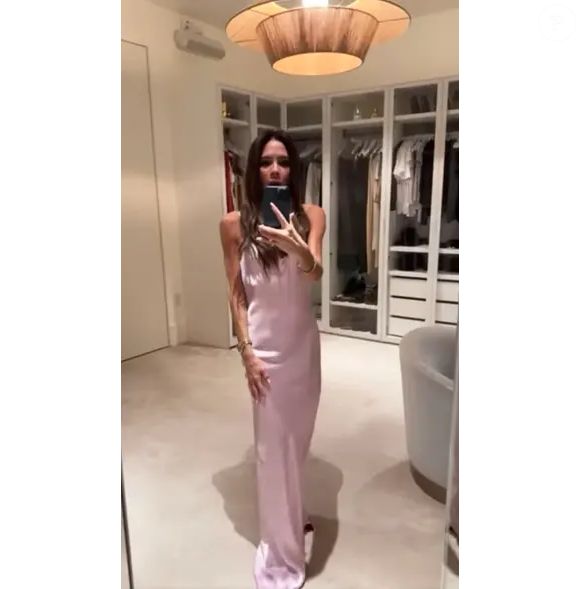 A peça que parece ter conquistado o coração da personagem — e o dos fãs — é um modelo minimalista da grife Victoria Beckham