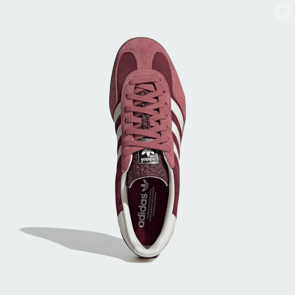 A combinação de vermelho intenso com detalhes em canela faz das novas Adidas Gazelle Indoor um exemplo de como cor e elegância podem caminhar juntas no dia a dia
