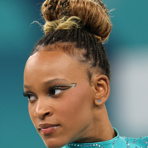 Em competições, como as Olimpíadas de Paris, a ginasta optou por tranças, garantindo praticidade e durabilidade durante viagens e treinos.