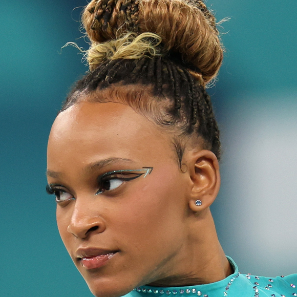 Em competições, como as Olimpíadas de Paris, a ginasta optou por tranças, garantindo praticidade e durabilidade durante viagens e treinos.