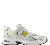 Tênis New Balance modelo 530 traz tonalidade de amarelo e mistura o branco e cinza.