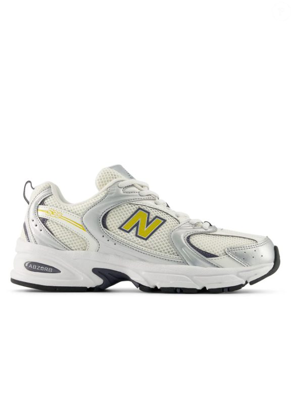 Tênis New Balance modelo 530 traz tonalidade de amarelo e mistura o branco e cinza.