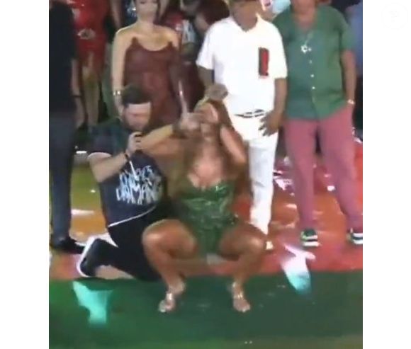 O 'passinho da Virgínia' virou febre nas redes e até famosos, como Álvaro Xaro, confessaram estar viciados em imitar os movimentos da nova rainha