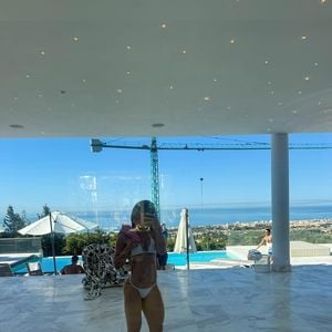 Virgínia Fonseca alugou uma mansão na cidade de Marbella. Sempre acompanhada do staff, ela escolheu um imóvel com sete quartos