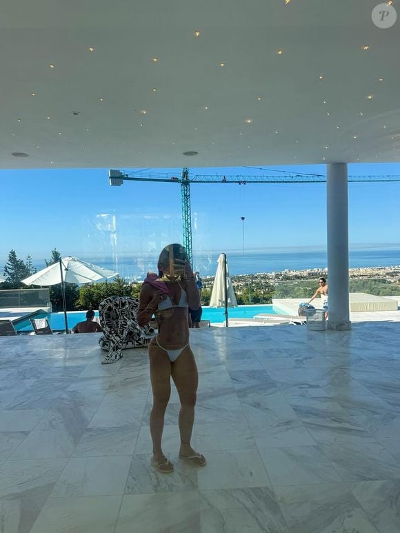 Virgínia Fonseca alugou uma mansão na cidade de Marbella. Sempre acompanhada do staff, ela escolheu um imóvel com sete quartos