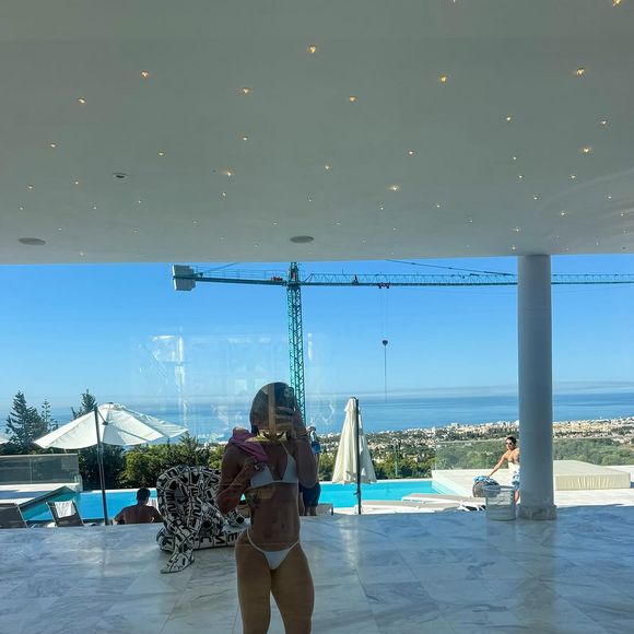 Virgínia Fonseca alugou uma mansão na cidade de Marbella. Sempre acompanhada do staff, ela escolheu um imóvel com sete quartos