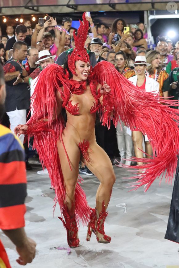 Paolla Oliveira: "Entendi que não preciso apenas de um corpo pronto para atravessar a Avenida, mas sim estar equilibrada em todos os aspectos"