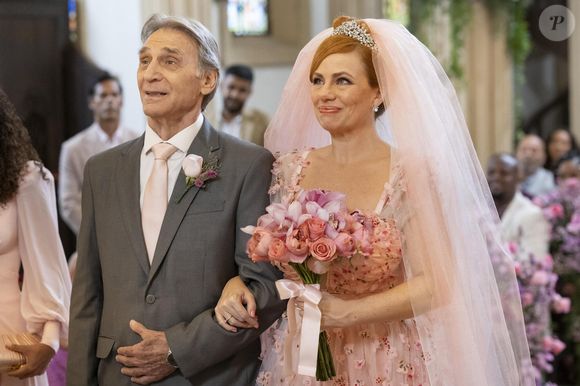 Aldeíde (Karine Teles) e Laudelino (Herson Capri) trocam alianças na novela 'Vale Tudo'