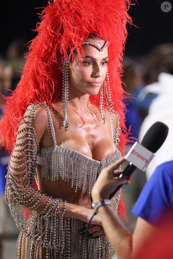 Deborah Secco colocou a fila para andar