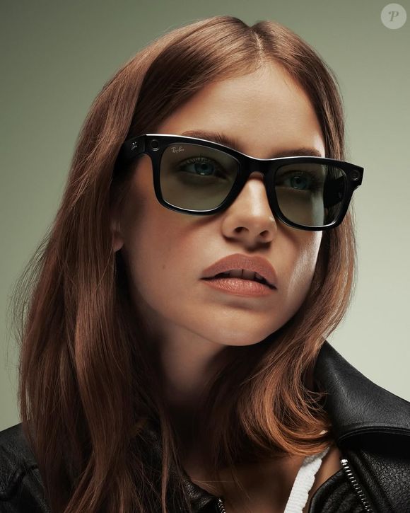 A modelo Barbara Palvin é o rosto da campanha dos novos óculos de sol da Ray-Ban