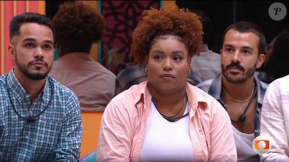 Brothers do 'BBB 25' ficaram de risinho durante dinâmica polêmica e Tadeu Schmidt fez questão de alfinetá-los ao vivo