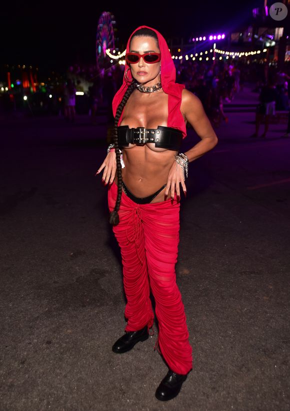 Look de Deborah Secco no Lollapalooza 2023 tinha lingerie à mostra