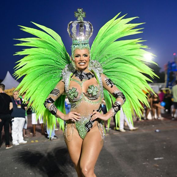 Carnaval 2025: Thalita Zampirolli brilhou como rainha da agremiação na Camisa Verde e Branco