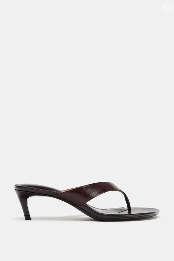Elegante e confortável, a sandália de couro com salto da Zara é a escolha ideal para quem deseja ganhar altura sem abrir mão da praticidade