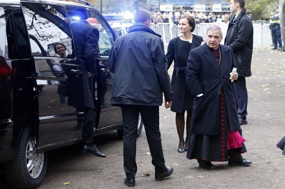 Condenado por desvio de milhões, Becciu tenta recuperar poder no momento mais decisivo da Igreja
