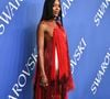 Naomi Campbell segredos das pernas e braços aos 55 anos: top faz treino com rolo de espuma para alongar os glúteos