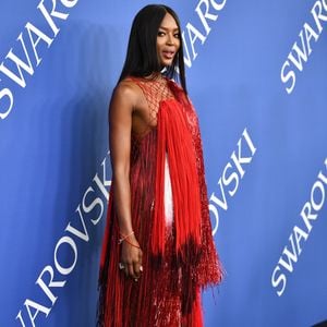 Naomi Campbell segredos das pernas e braços aos 55 anos: top faz treino com rolo de espuma para alongar os glúteos