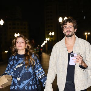Irmã de Bruna Marquezine deixa after party de mãos dadas com novo amor