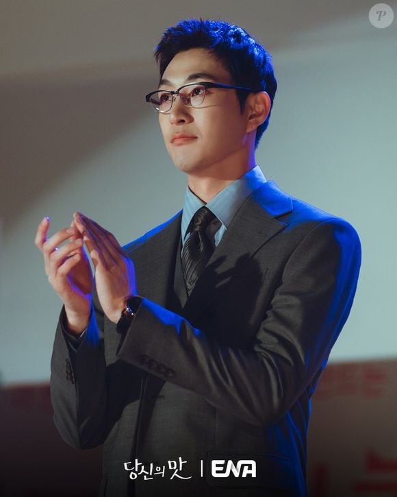 No novo dorama da Netflix, ele é o irmão mais velho de Beom-woo que trama para sua demissão da empresa para ficar com o prestígio