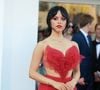 O vermelho, usado por Jenna Ortega nesse look de festa, é apontado pela astrologia como a cor ideal para a virada