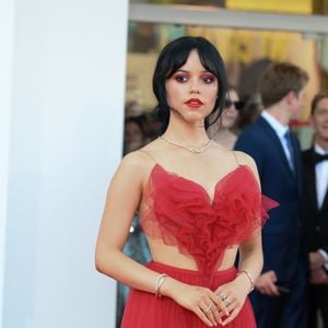 O vermelho, usado por Jenna Ortega nesse look de festa, é apontado pela astrologia como a cor ideal para a virada