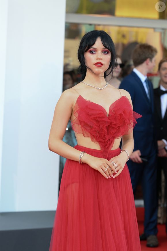 O vermelho, usado por Jenna Ortega nesse look de festa, é apontado pela astrologia como a cor ideal para a virada