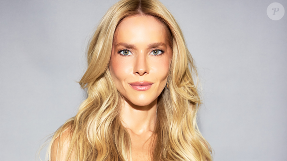 Inspirada em Carolyn Bessette-Kennedy, a clássica cabeleira loira dourada volta aos holofotes em 2026. Elegante, iluminada e natural, ela é a aposta perfeita para quem não abre mão dos fios longos, como Monique Alfradique
