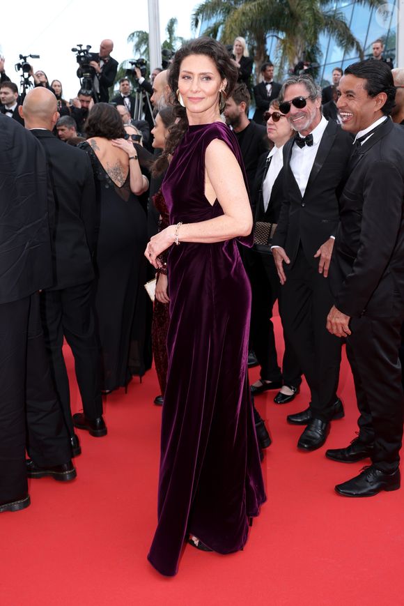 Cannes 2025: Maria Fernanda Cândido apostou em um vestido roxo deslumbrante para divulgar o filme "O Agente Secreto"