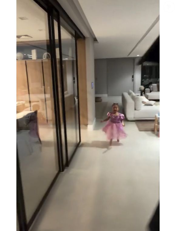 Filha de Neymar se assustou, chorou e saiu correndo atrás do pai, que chamou Bruna Biancardi de 'bruxa'