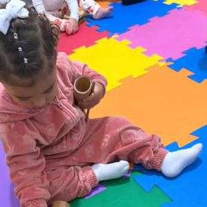 Mavie estava super fashion com seu conjunto de inverno grifado para a aula de música. A foto foi compartilhada por Bruna Biancardi nesta terça-feira (01), nos stories do Instagram.