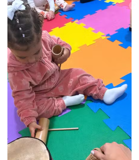 Mavie estava super fashion com seu conjunto de inverno grifado para a aula de música. A foto foi compartilhada por Bruna Biancardi nesta terça-feira (01), nos stories do Instagram.