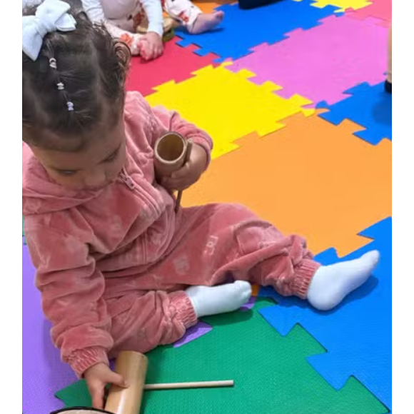 Mavie estava super fashion com seu conjunto de inverno grifado para a aula de música. A foto foi compartilhada por Bruna Biancardi nesta terça-feira (01), nos stories do Instagram.