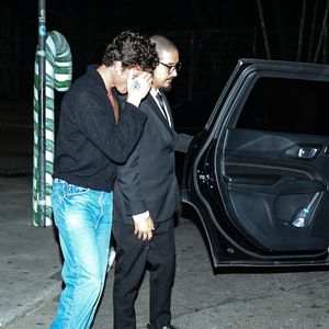 Shawn Mendes escondeu o rosto diante do paparazzo