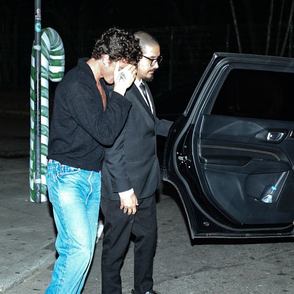 Shawn Mendes escondeu o rosto diante do paparazzo