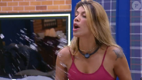 Fran Almeida perdeu a paciência com Ariela Carasso e jogou água no rosto da peoa durante uma discussão em ‘A Fazenda 18’