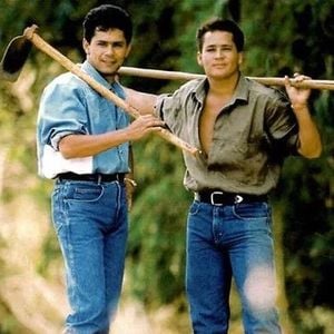 Leandro e Leonardo iniciaram as atividades da dupla em 1983. Eles entraram para a história da música com hits como ‘Pense em mim’ e ‘Não aprendi dizer adeus’