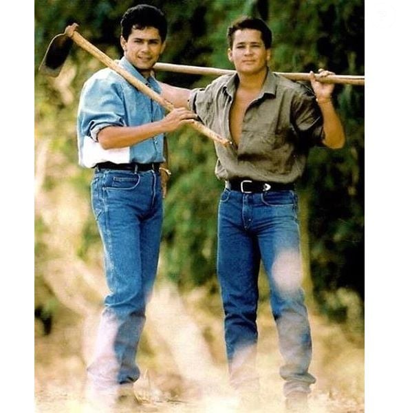 Leandro e Leonardo iniciaram as atividades da dupla em 1983. Eles entraram para a história da música com hits como ‘Pense em mim’ e ‘Não aprendi dizer adeus’