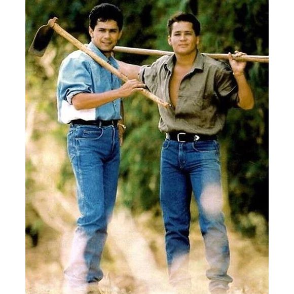 Leandro e Leonardo iniciaram as atividades da dupla em 1983. Eles entraram para a história da música com hits como ‘Pense em mim’ e ‘Não aprendi dizer adeus’