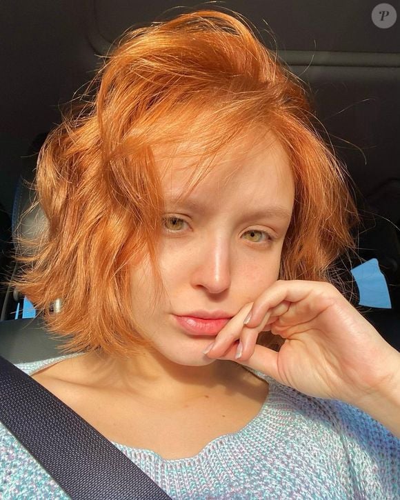 Larissa Manoela aderiu cabelo ruivo e curto para interpretar uma personagem da Netflix