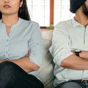 O vínculo entre o casal perde a força: eles já não se entendem mais e passam muito tempo escondendo isso