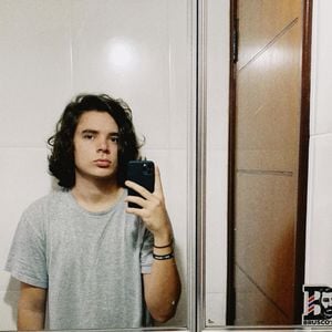 Mesmo depois do início do namoro, João Lucas deixou o cabelo crescer ainda mais