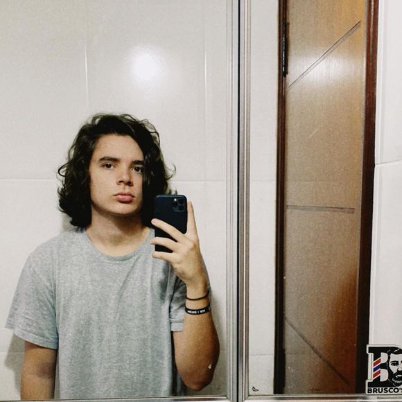 Mesmo depois do início do namoro, João Lucas deixou o cabelo crescer ainda mais