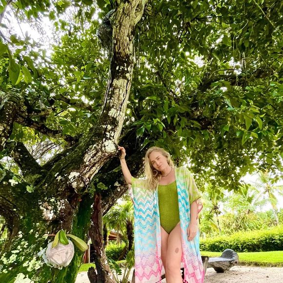 Moda praia de Angélica: faça como Angélica e combine o seu maiô à saída de praia, para deixar o look super estiloso!